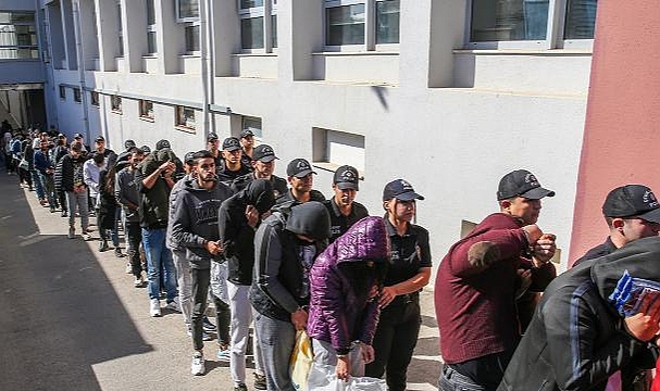 E-ticaret sitesini taklit ederek 15 milyon lira dolandıran 17 şüpheli tutuklandı