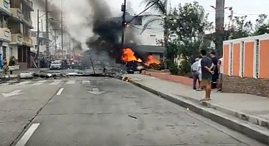 Ekvador'da küçük uçak sokağa düştü: 2 kişi öldü