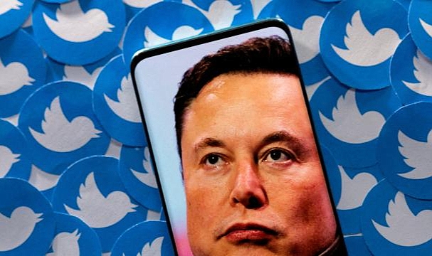 Elon Musk, Twitter'ı için anlaşmaya devam etmeyi önerdi