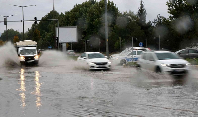 Erzincan'da sağanak yağış caddeleri suyla doldurdu
