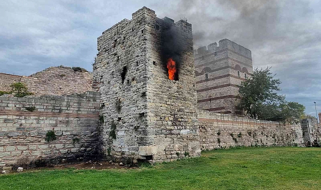 Fatih'te tarihi surlardaki kule alev alev yandı