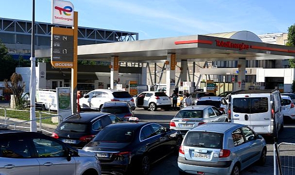 Fransa'da akaryakıt grevlerine devam kararı çıktı