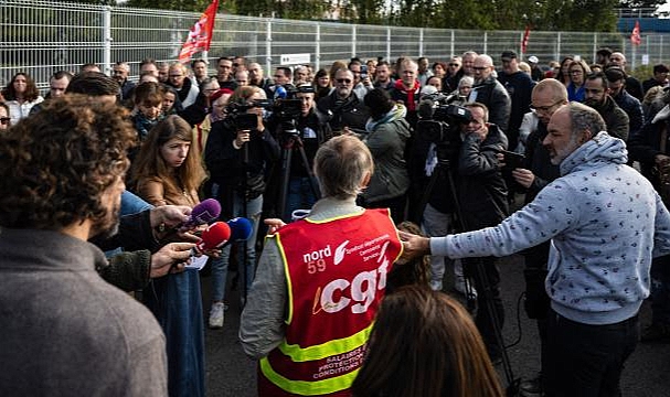 Fransa'da kepenk kapatan mağaza zincirlerinin merkezi, çalışanlarınca işgal edildi