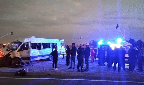 Gaziantep'te işçi servisi ile otomobil çarpıştı: 1 ölü, 14 yaralı