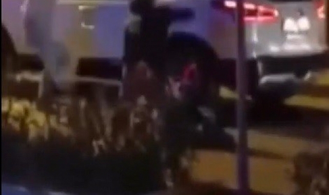 İzmir'de yol verme kavgası: Kafasına kaldırım taşı ile vurdular