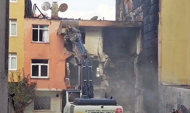 Kadıköy'de patlamanın yaşandığı bina yıkılıyor
