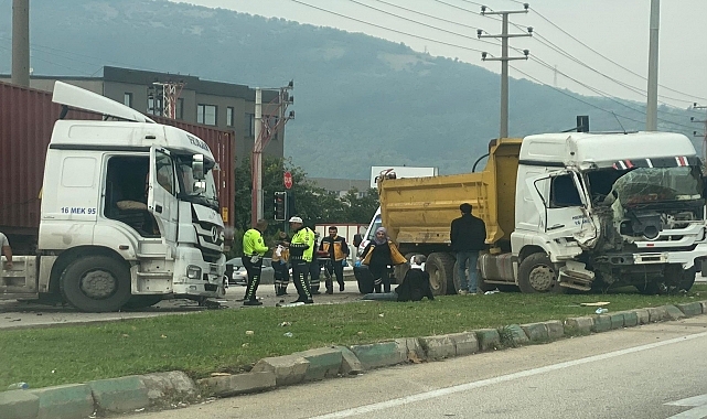 Kestel'de tır kamyona çarptı, iki sürücü yaralandı