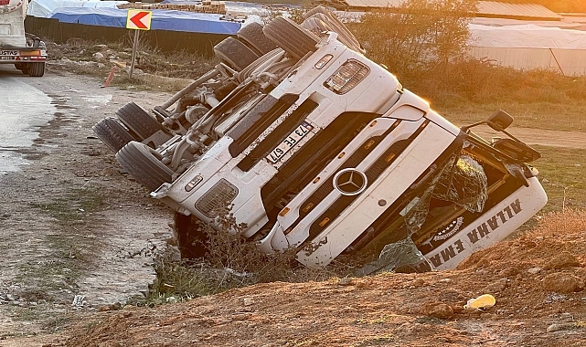 Kocaeli'de devrilen beton mikserinin sürücüsü yaralandı