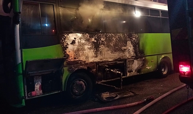 Kocaeli'de park halindeki özel halk otobüsü yandı