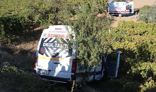 Manisa'da öğrenci servisi devrildi: 11 yaralı