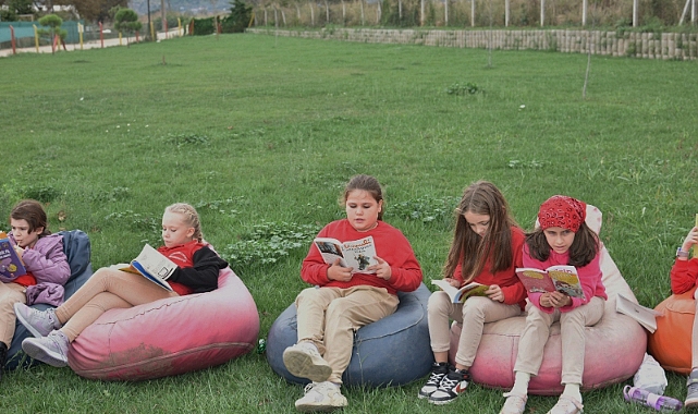 Mustafakemalpaşa'da çocuklar can dostları ile kitap okudu