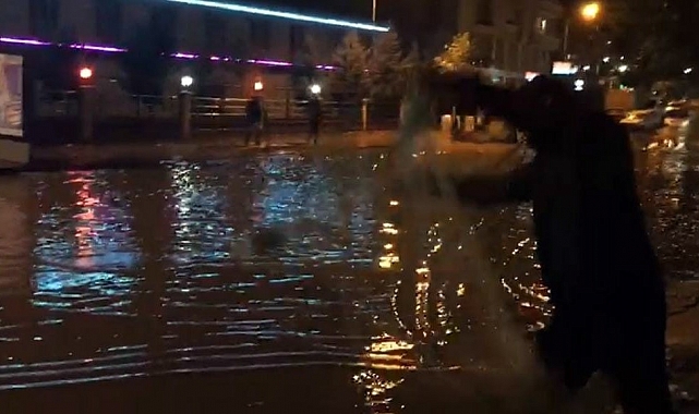 Siirt'te ilginç görüntü: Sağanak sonrası göle dönen caddeye ağ attı