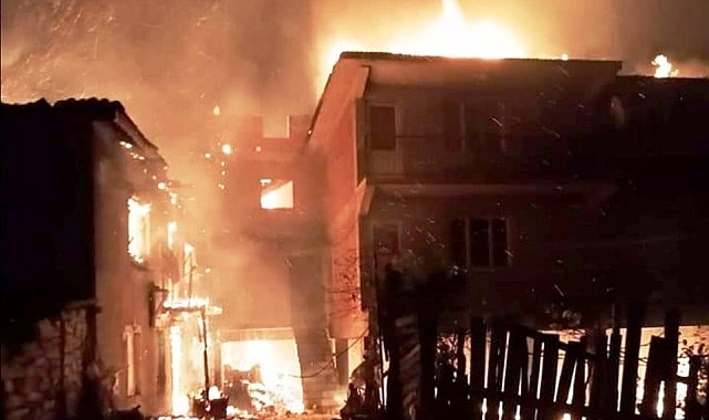 Simav'da 2 ev, 1 ahır ve 1 çatı küle döndü