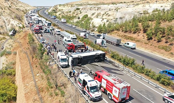 Şoför perdeyi düzeltirken hakimiyeti kaybetmiş