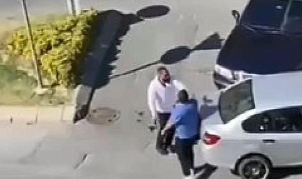 Trafikte tartıştığı sürücülerin üzerine baltayla yürüdü