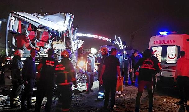 Yolcu otobüsü kamyonla çarpıştı: 1 ölü
