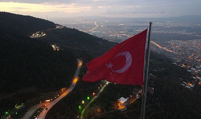 600 metrekarelik Türk bayrağı göklere çekildi