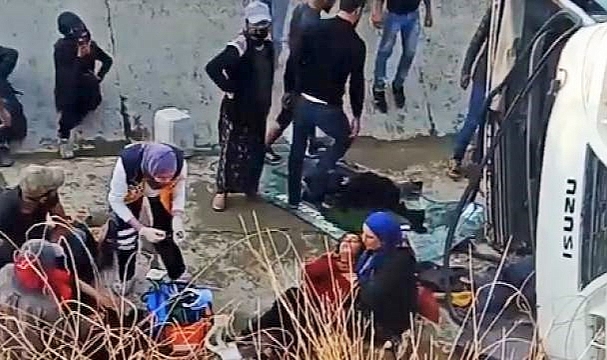 Adana'da midibüs sulama kanalına devrildi: 12 yaralı