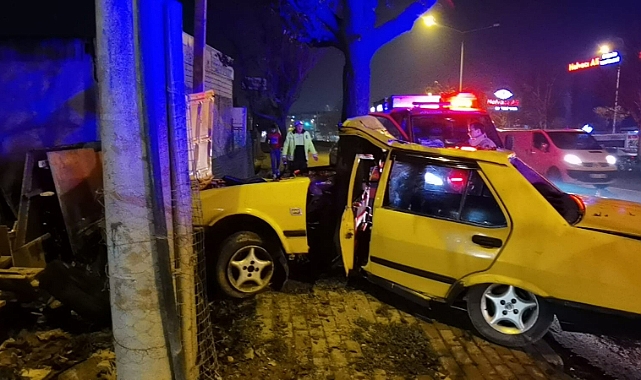 Ağaca çarpan otomobil ikiye bölündü