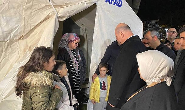 Soylu, depremzedeleri ziyaret etti