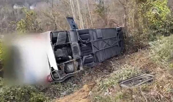 Bartın'da yolcu otobüsü devrildi: İlk belirlemelere göre 39 kişi yaralandı