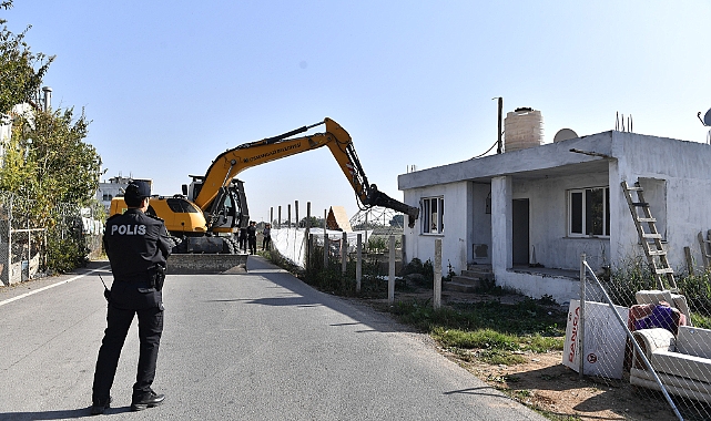 Bir kaçak bina daha yıkıldı
