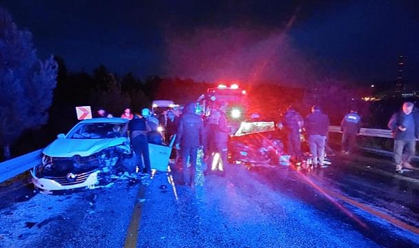Bursa'da iki otomobil çarpıştı: 1 ölü, 5 yaralı