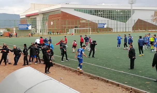 Bursa'da olaylı maç: 1'i polis 2 yaralı