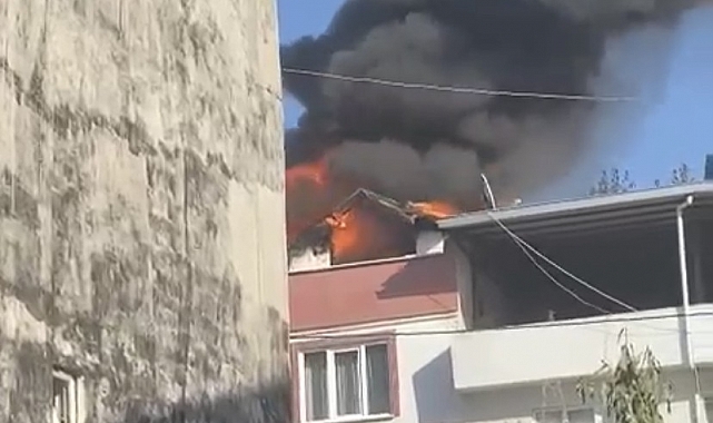 Bursa'da 2 katlı evin çatısı alev alev yandı
