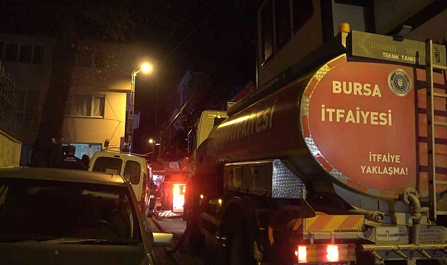 Bursa'da 3 katlı müstakil ev alev alev yandı