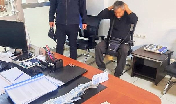 Dilenirken yakalandı, 3 dairesi olduğu ortaya çıktı