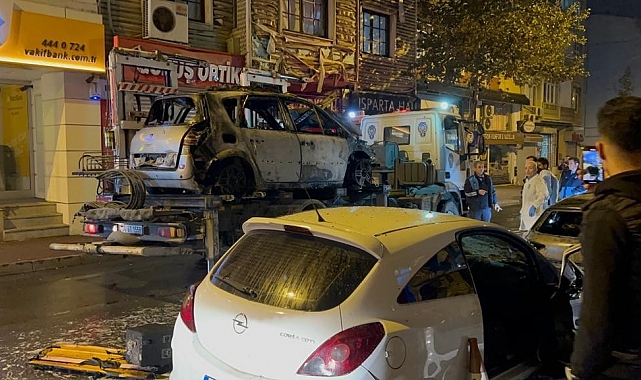 Fatih'te 5 araç alev alev yandı