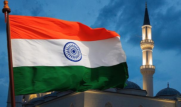 Hindistan'da Müslüman öğrenciye