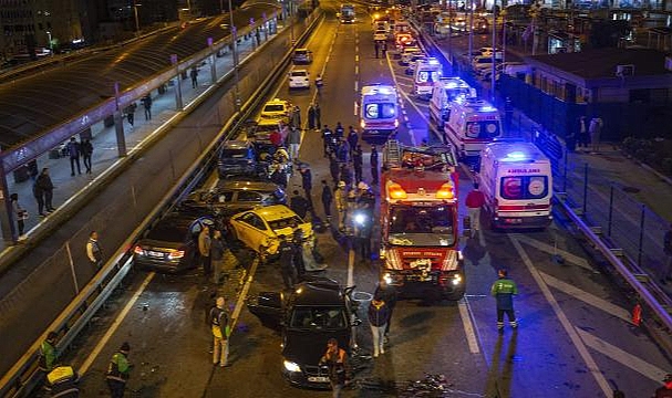 İstanbul'da 12 araç zincirleme kaza yaptı: Çok sayıda yaralı