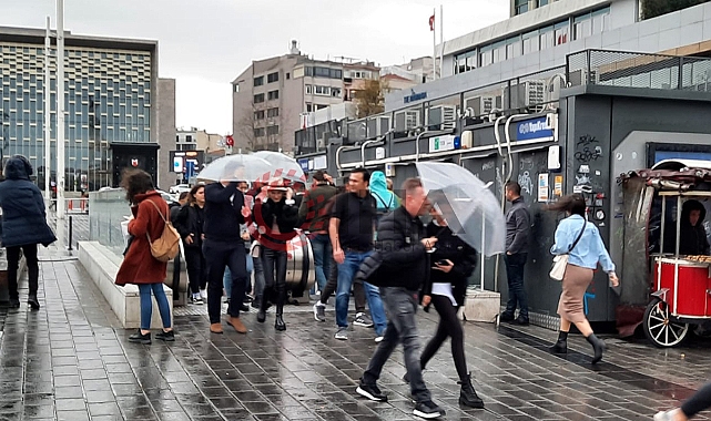 İstanbul'da yağmur ve şiddetli rüzgar başladı