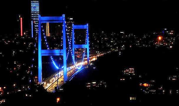 İstanbul'daki köprüler diyabet için aydınlatıldı