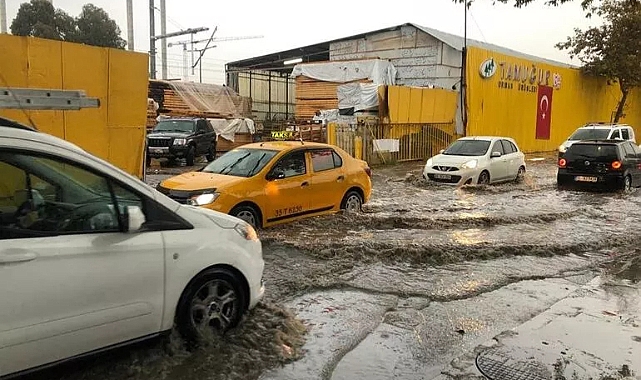 İzmir'de sağanak: Yollar göle döndü