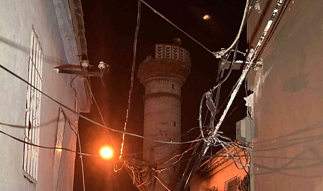 İzmir'deki depremde bir caminin minaresi yıkıldı