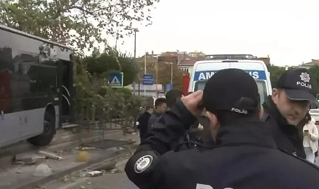 Kadıköy'de metrobüs kazası! Olay yerine ekipler sevk edildi