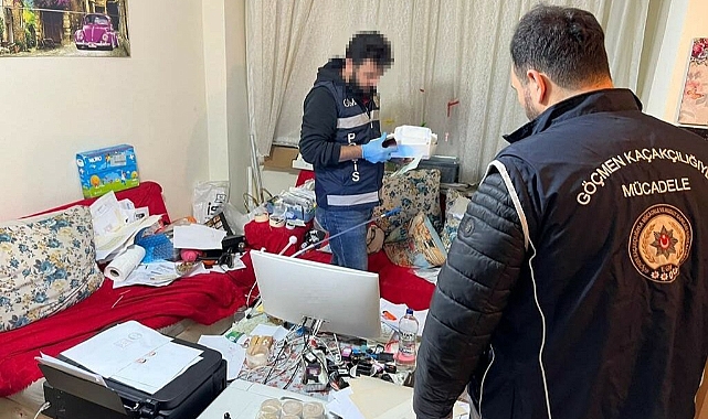 Karı-koca kılığında kiraladıkları evde sahte pasaport üretmişler