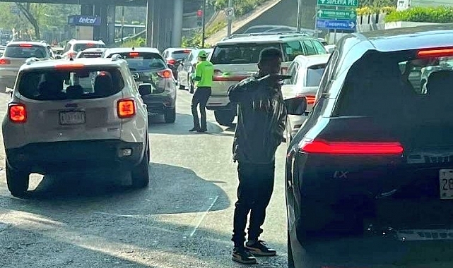 Meksika'da silahlı adam trafikteki araçları soydu