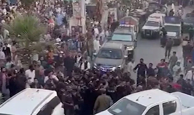 Pakistan eski başbakanı İmran Han'ın konvoyuna silahlı saldırı