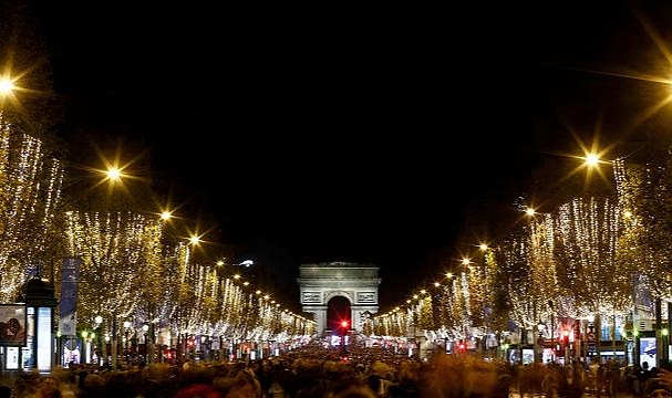 Paris'teki Noel ışıklandırması, Fransızları kızdırdı