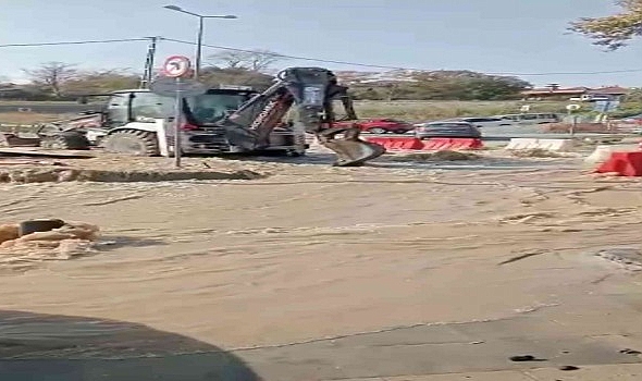 Sarıyer'de İSKİ borusu patladı, yollar göle döndü