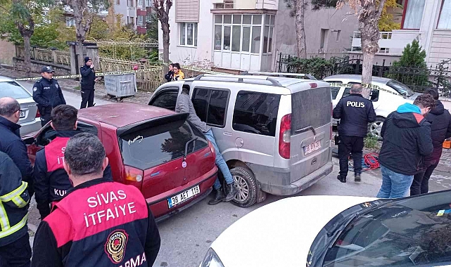 Sivas'ta feci olay: İki otomobilin arasında sıkışarak hayatını kaybetti