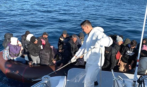 Türk kara sularına itilen 15 düzensiz göçmen kurtarıldı