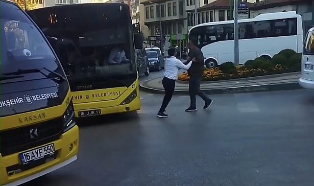 Yol verme kavgasında bıçak çekti