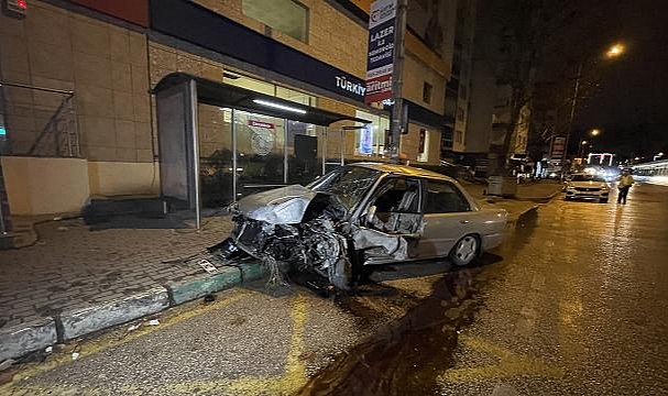 Bursa'da alkollü ve kolu alçılı sürücü durağa girdi