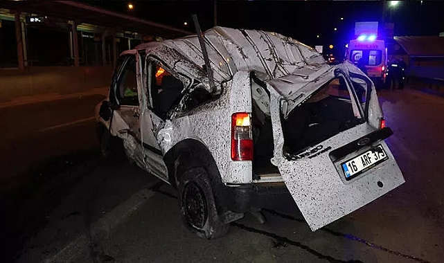 Bursa'da bariyerlere çarpan hafif ticari araç takla attı