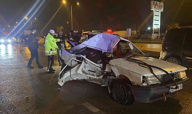 Bursa'da kamyon ile otomobil çarpıştı : 2 yaralı